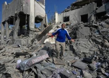 Atacan un buque en Ormuz; un ataque israelí mata a 9 en Líbano y más noticias de Oriente Medio