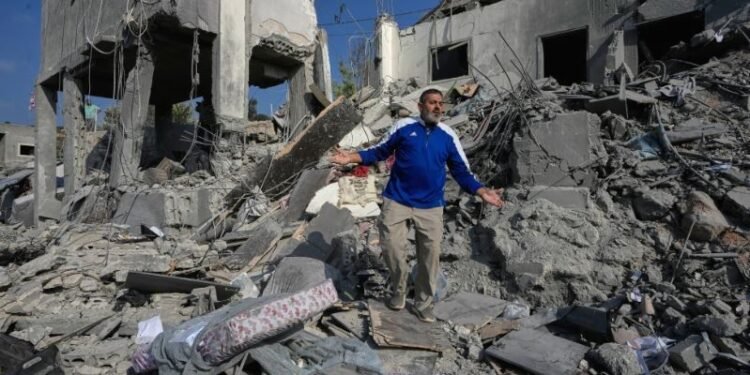 Atacan un buque en Ormuz; un ataque israelí mata a 9 en Líbano y más noticias de Oriente Medio