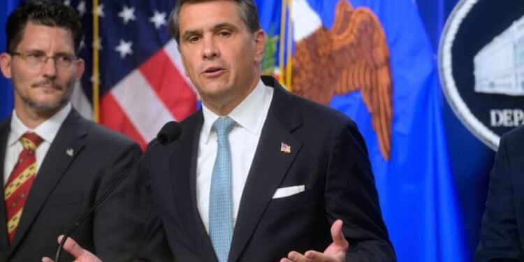 Confirman por estrecho margen a Todd Blanche como secretario de Justicia de Trump