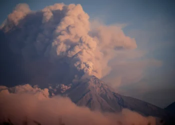 La actividad del volcán fuego que provocó evacuaciones en Guatemala está disminuyendo, los riesgos persisten