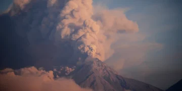 La actividad del volcán fuego que provocó evacuaciones en Guatemala está disminuyendo, los riesgos persisten