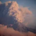 La actividad del volcán fuego que provocó evacuaciones en Guatemala está disminuyendo, los riesgos persisten