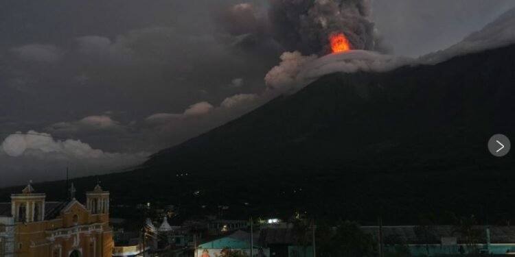Guatemala en alerta por el incremento de actividad en el Volcán de Fuego