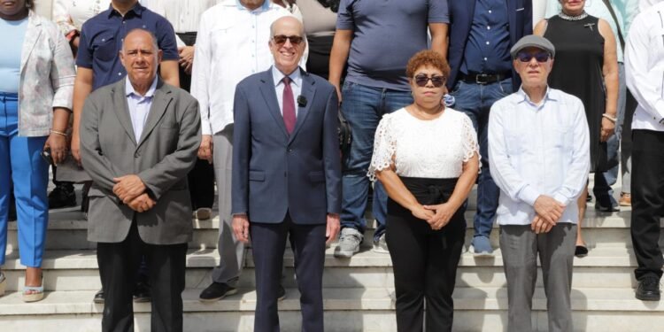Max Puig advierte sobre riesgo de discursos autoritarios y llama a fortalecer la democracia