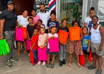 Víctor Cocco lleva útiles escolares a familias de Circunscripción 3 del Distrito Nacional