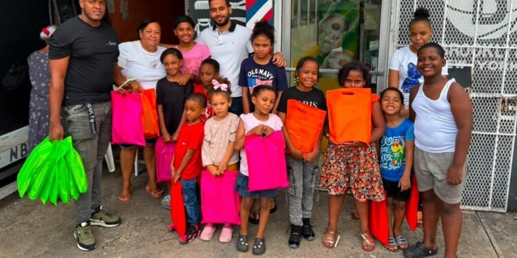 Víctor Cocco lleva útiles escolares a familias de Circunscripción 3 del Distrito Nacional