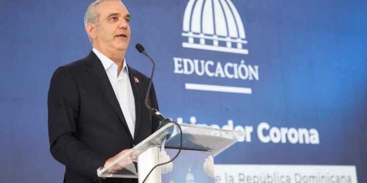 Abinader da inicio al año escolar con más de dos millones de estudiantes convocados