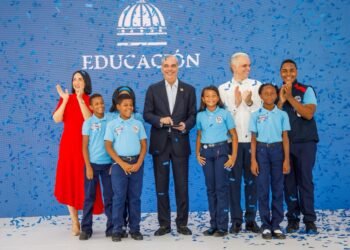 Gobierno de Abinader presume excelencia: docentes dominicanos alcanzan máxima calificación