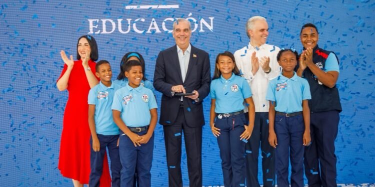 Gobierno de Abinader presume excelencia: docentes dominicanos alcanzan máxima calificación