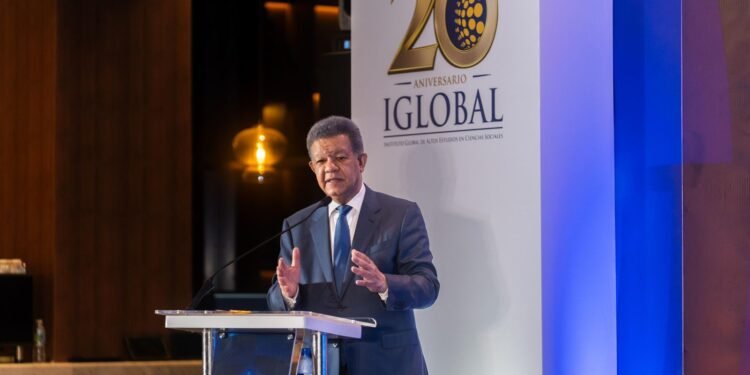 Leonel Fernández resalta aporte del IGLOBAL tras 20 años y 1,600 egresados