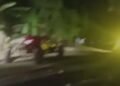 Accidente de buggies derriba poste de luz y deja cables de alta tensión en plena calle de Chirino