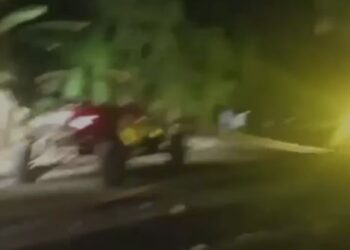 Accidente de buggies derriba poste de luz y deja cables de alta tensión en plena calle de Chirino