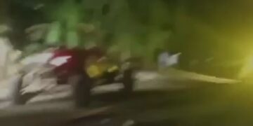 Accidente de buggies derriba poste de luz y deja cables de alta tensión en plena calle de Chirino