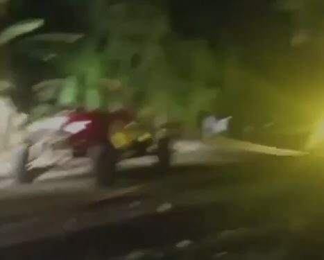 Accidente de buggies derriba poste de luz y deja cables de alta tensión en plena calle de Chirino