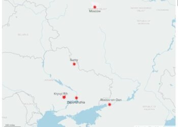 Ucrania lanza uno de sus mayores ataques aéreos de la guerra, matando al menos a 6 personas en Rusia