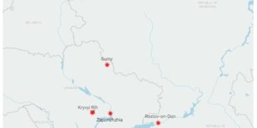 Ucrania lanza uno de sus mayores ataques aéreos de la guerra, matando al menos a 6 personas en Rusia