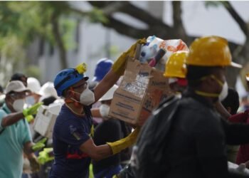 Aparentes signos de vida en edificios colapsados tras terremoto en Colombia