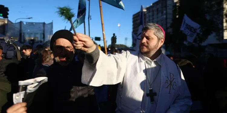 Argentinos suplican al santo del trabajo ante difícil panorama laboral