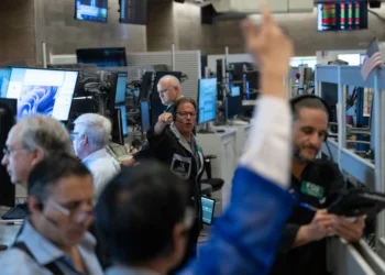 Las acciones estadounidenses suben a medida que se moderan un poco las grandes fluctuaciones del mercado de bonos