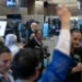 Las acciones estadounidenses suben a medida que se moderan un poco las grandes fluctuaciones del mercado de bonos