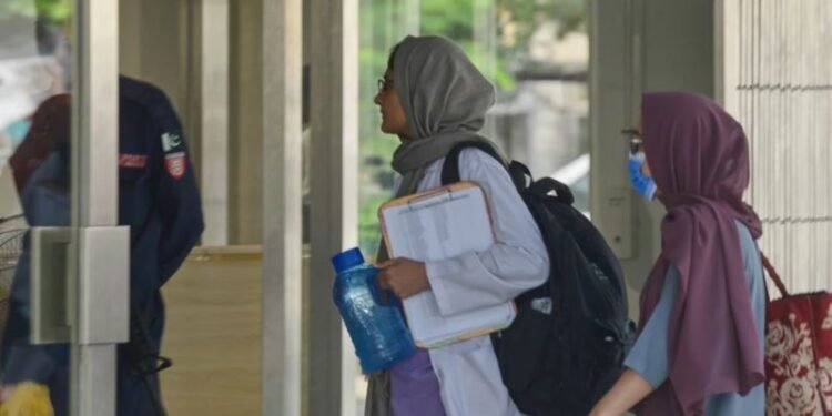 Enfermera que rescató a bebé en incendio de hospital recibirá condecoración de Pakistán