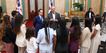 Abinader recibe a ganadores del Premio al Mérito Escolar 2026