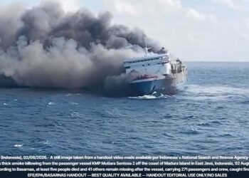 Cinco personas mueren en el incendio de un ferry con más de 200 pasajeros en Indonesia