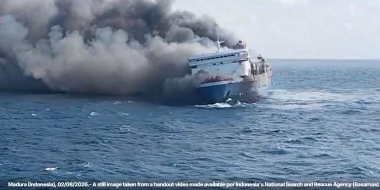 Cinco personas mueren en el incendio de un ferry con más de 200 pasajeros en Indonesia