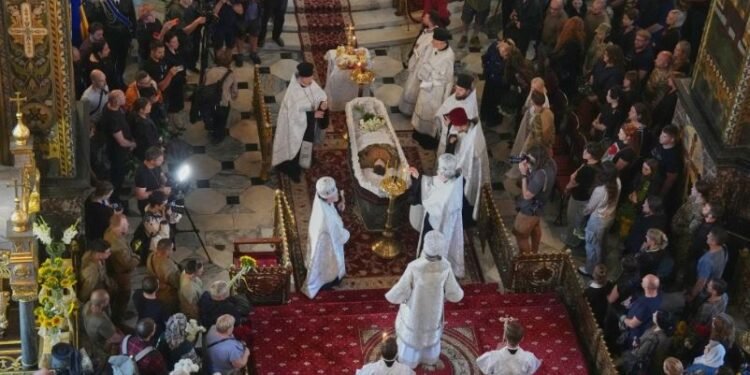 Ucrania honra a “recolector de almas”, que murió recuperando cadáveres de guerra