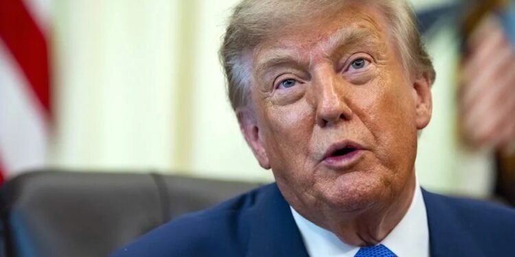 Trump arremete contra Canadá: anuncia arancel del 50 % a vehículos y acero a partir de 2027