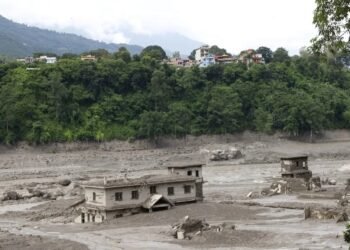 Aumenta a 55 los muertos y 403 los desaparecidos en la riada masiva en Nepal