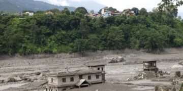 Aumenta a 55 los muertos y 403 los desaparecidos en la riada masiva en Nepal