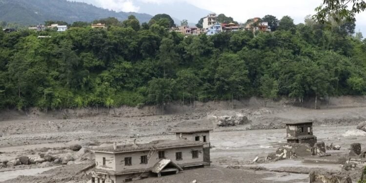 Aumenta a 55 los muertos y 403 los desaparecidos en la riada masiva en Nepal