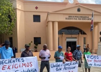 Envejecientes de Haina protestan frente a Palacio Nacional
