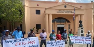 Envejecientes de Haina protestan frente a Palacio Nacional