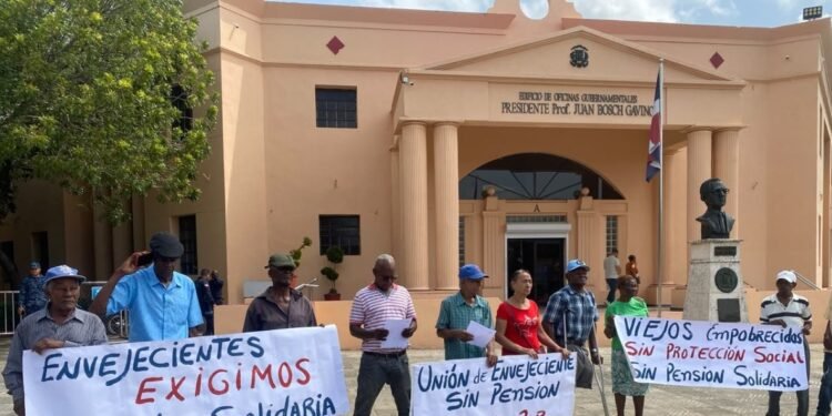 Envejecientes de Haina protestan frente a Palacio Nacional