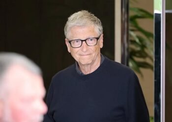 Bill Gates propone reservar empleos para humanos ante el avance de la IA