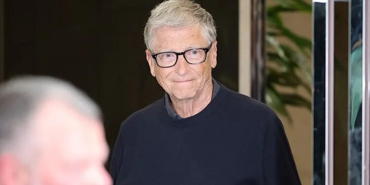 Bill Gates propone reservar empleos para humanos ante el avance de la IA
