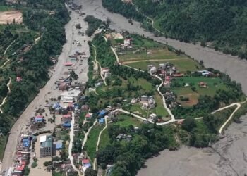 Autoridades de Nepal elevan a 359 los fallecidos por la masiva riada