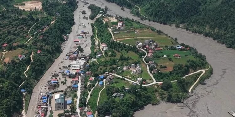 Autoridades de Nepal elevan a 359 los fallecidos por la masiva riada
