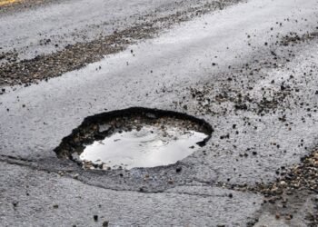 Desborde de alcantarilla golpea viviendas y comercios en SDO