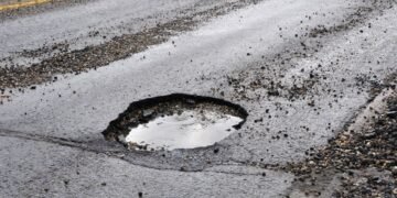 Desborde de alcantarilla golpea viviendas y comercios en SDO