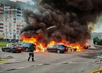 Drones rusos alcanzan viviendas y almacenes en región de Kiev por 2do día