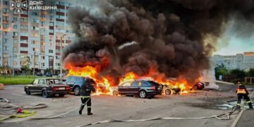 Drones rusos alcanzan viviendas y almacenes en región de Kiev por 2do día