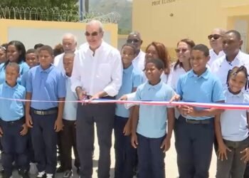 Abinader inaugura liceo en San Juan y encabeza graduación de 1,156 jóvenes