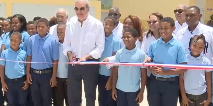 Abinader inaugura liceo en San Juan y encabeza graduación de 1,156 jóvenes