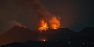 Turista estadounidense muere tras ser alcanzado por un rayo mientras hacía senderismo por el monte Etna, en Sicilia