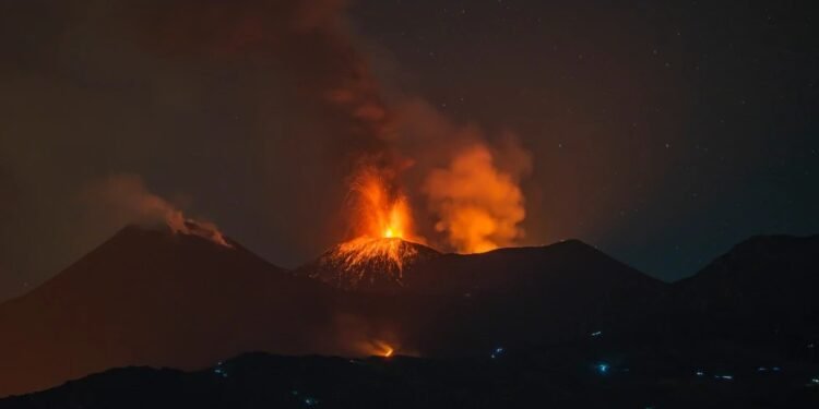 Turista estadounidense muere tras ser alcanzado por un rayo mientras hacía senderismo por el monte Etna, en Sicilia