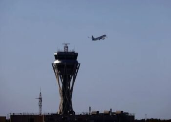 Falla eléctrica paraliza despegues y aterrizajes en el aeropuerto de Barcelona y provoca fuertes retrasos