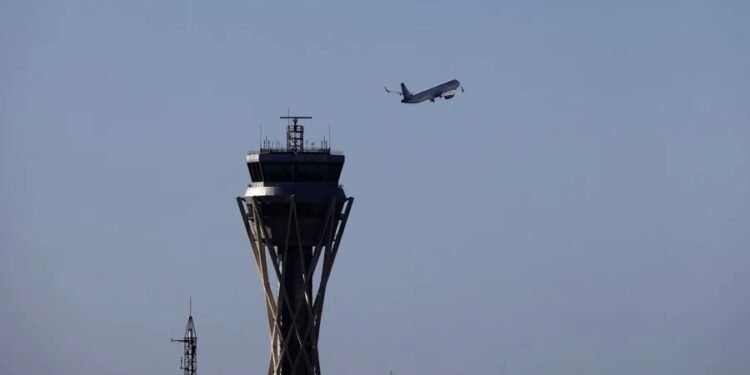 Falla eléctrica paraliza despegues y aterrizajes en el aeropuerto de Barcelona y provoca fuertes retrasos